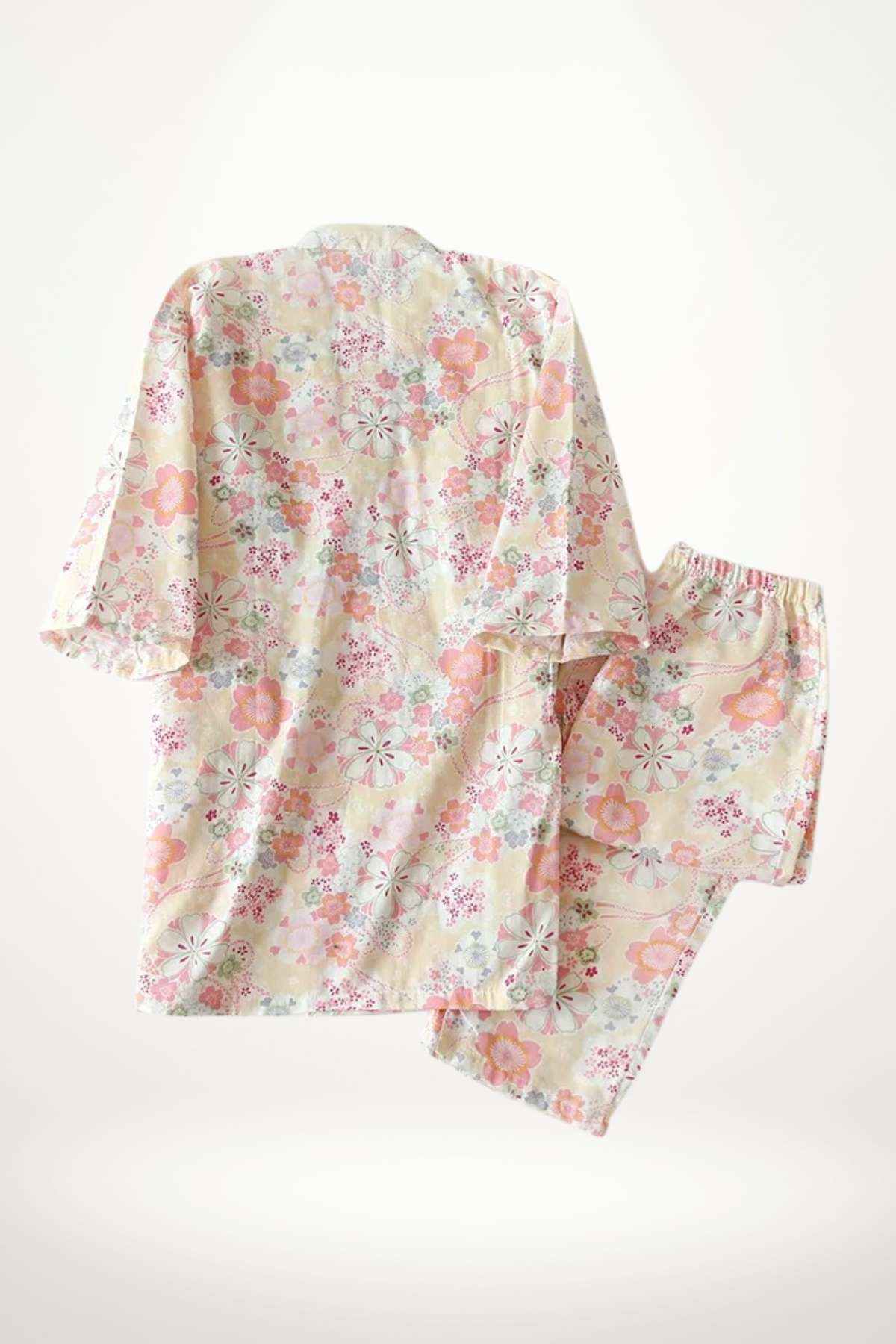 Kimono féminin en tissu léger, orné de motifs floraux roses et verts sur fond crème, accompagné d'un pantalon assorti