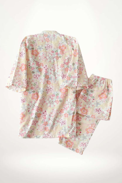 Kimono féminin en tissu léger, orné de motifs floraux roses et verts sur fond crème, accompagné d'un pantalon assorti