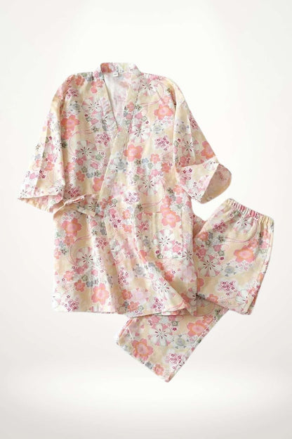 Kimono et pantalon en tissu léger, ornés de motifs floraux roses et pastel sur fond crème