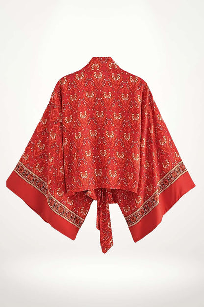 Kimono femme rouge à motifs floraux dorés, avec des manches larges et un lien à l'arrière