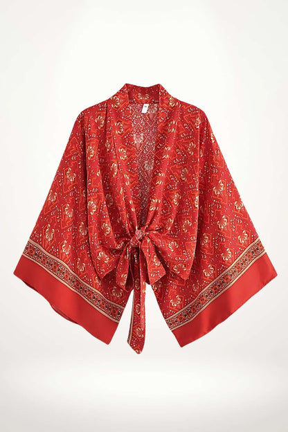 Kimono femme en satin rouge avec motifs floraux, manches larges et ceinture nouée à l'avant