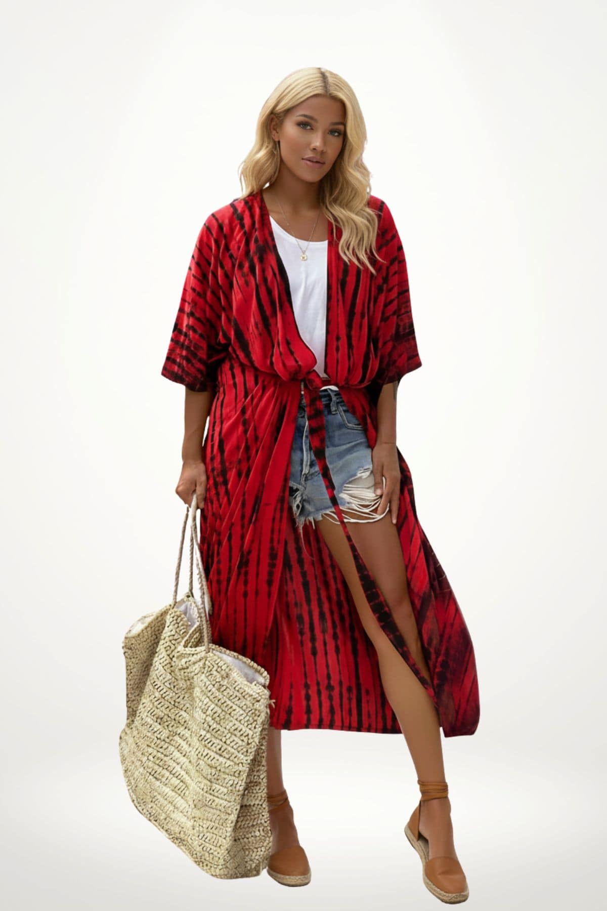 Femme portant un kimono rouge à motifs noirs, short en jean, avec un grand sac en osier