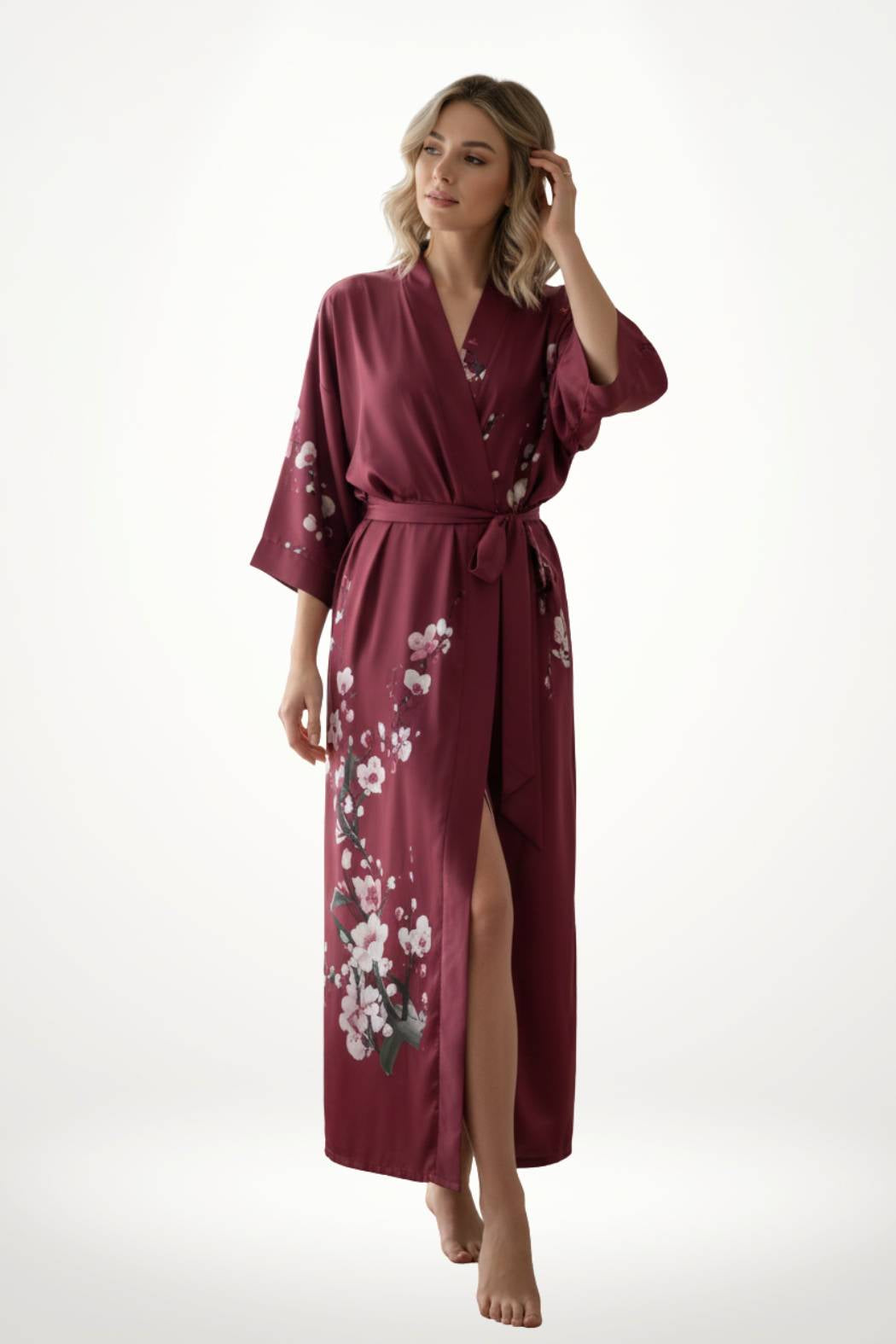 Kimono rouge avec motifs floraux, porté par une femme aux cheveux ondulés, dans un décor minimaliste