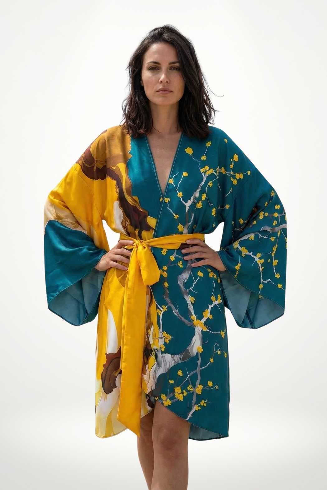 Kimono en satin aux couleurs turquoise et jaune, avec motifs floraux, porté par une femme en posture confiante