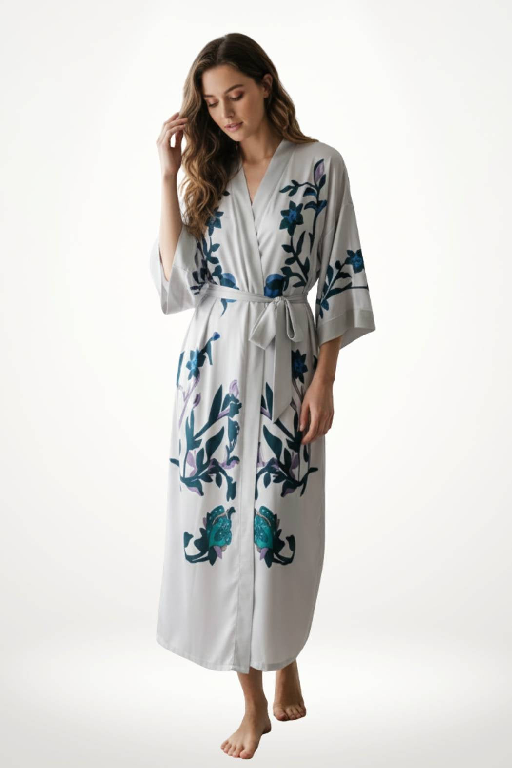 Femme en kimono gris clair avec motifs floraux bleus, posant délicatement sur un fond blanc