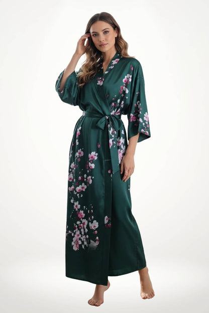 Kimono long en satin vert émeraude avec motifs floraux roses, drapé élégant et ceinture assortie