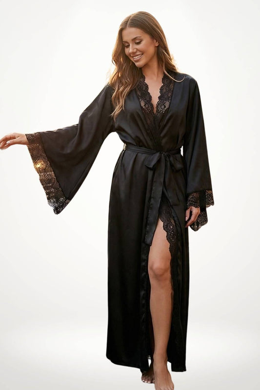 Kimono noir en satin avec dentelle, manches évasées, décolleté en V et fente sur le côté