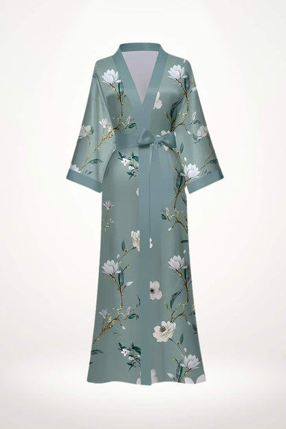 Kimono léger de couleur vert d'eau avec motifs floraux blancs et détails dorés, noué à la taille