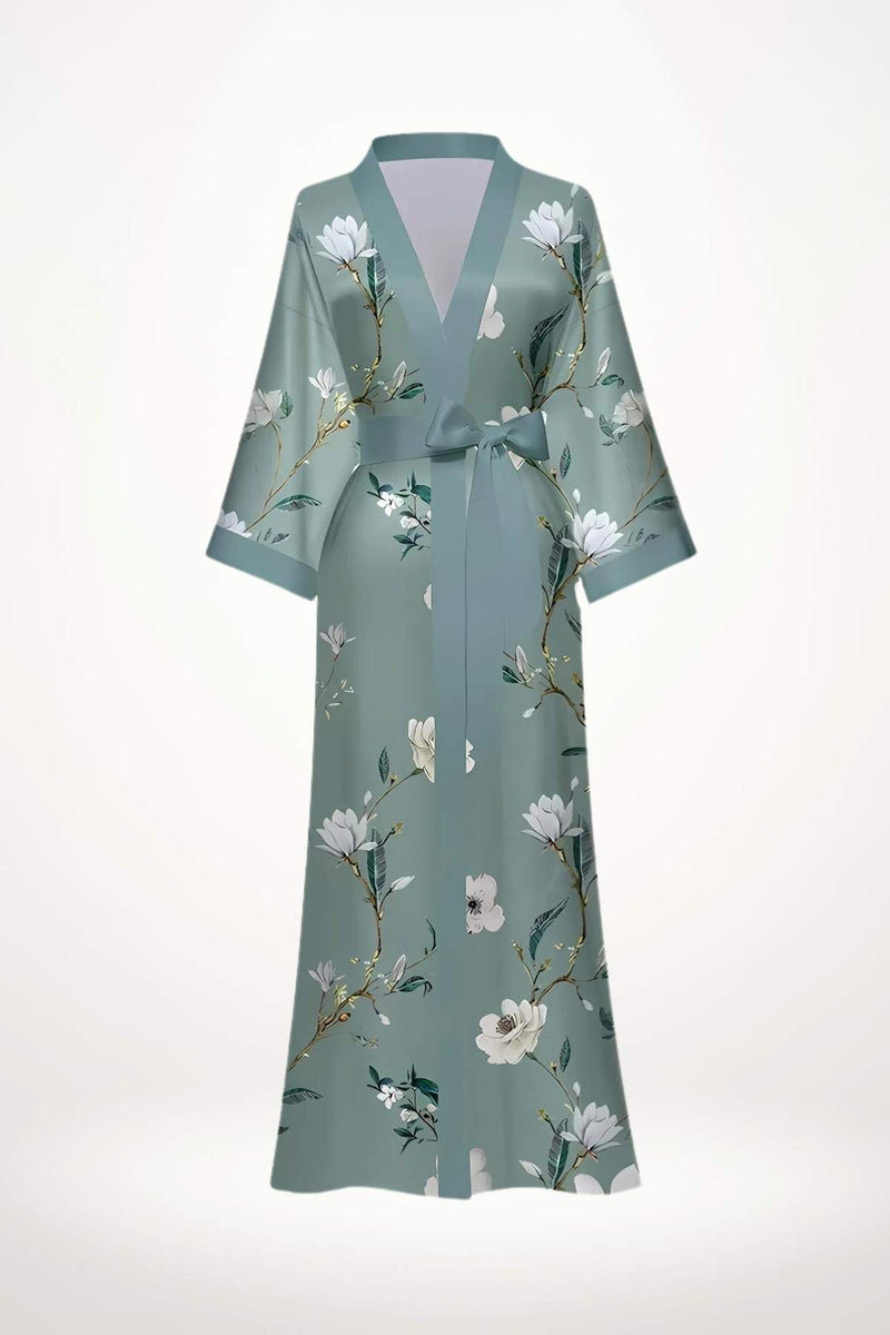 Kimono léger de couleur vert d'eau avec motifs floraux blancs et détails dorés, noué à la taille
