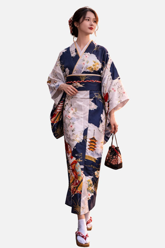 Femme en kimono bleu marine avec motifs floraux, portant un sac noir et des sandales blanches, dans une posture élégante