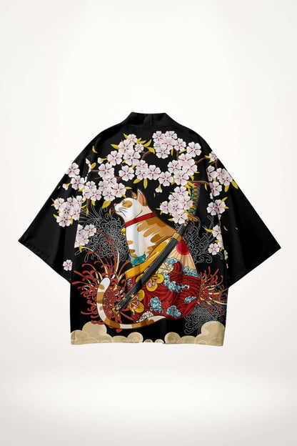 Kimono noir avec motifs floraux roses, représentant un chat stylisé et des éléments japonais colorés