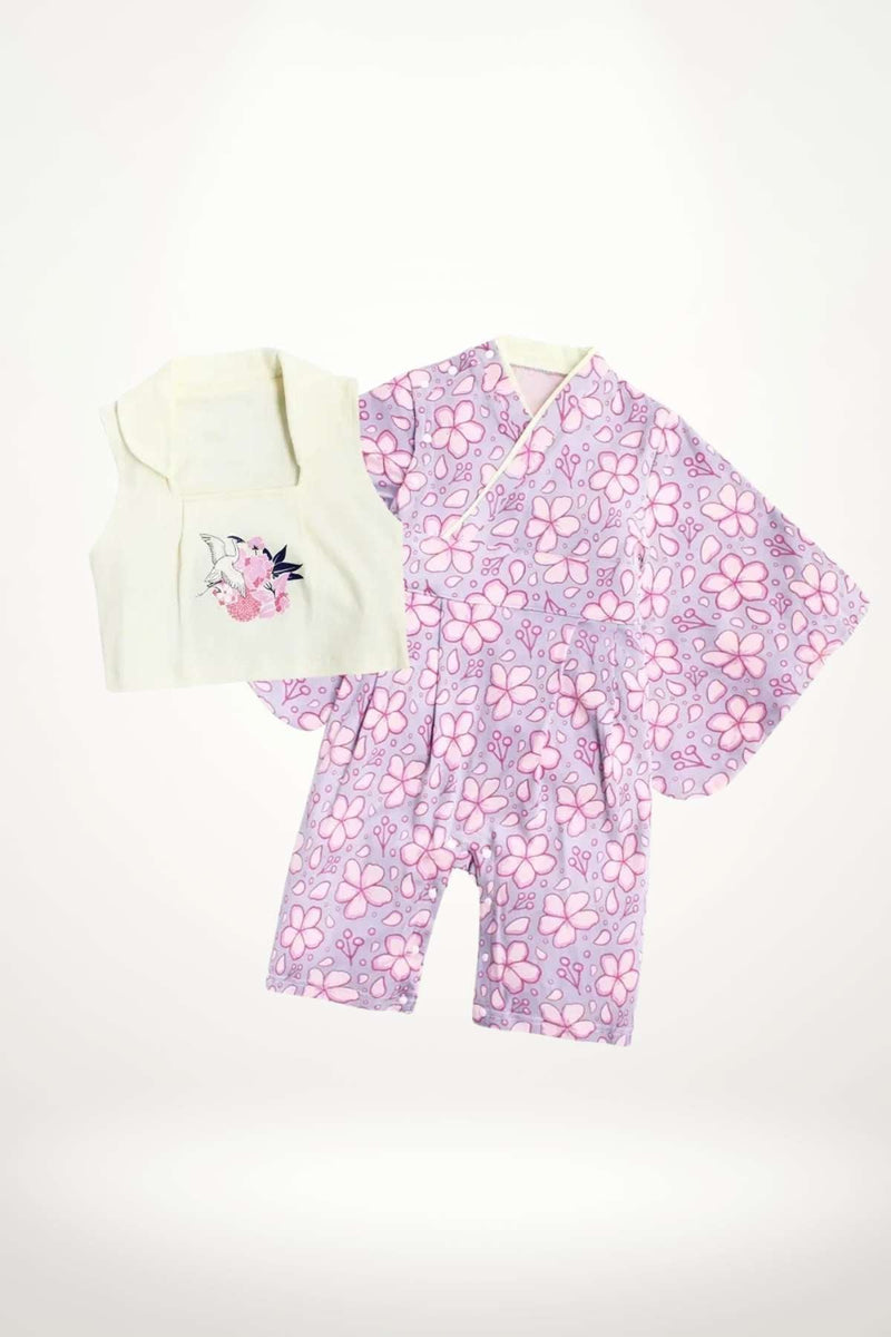 Kimono pour fille en tissu lilas à motifs floraux roses, accompagné d'un gilet blanc brodé