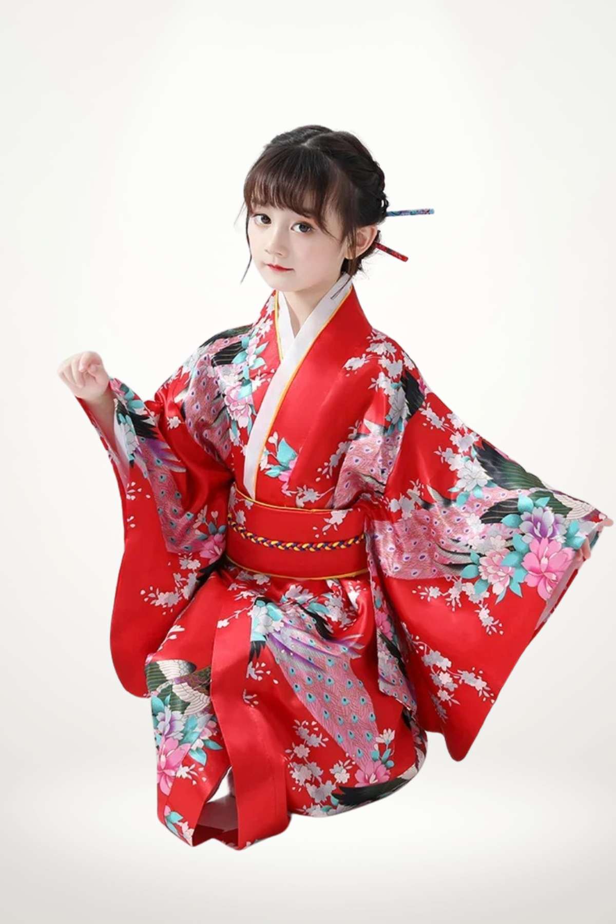 Fille en kimono rouge vif orné de motifs floraux, posant avec élégance sur fond neutre