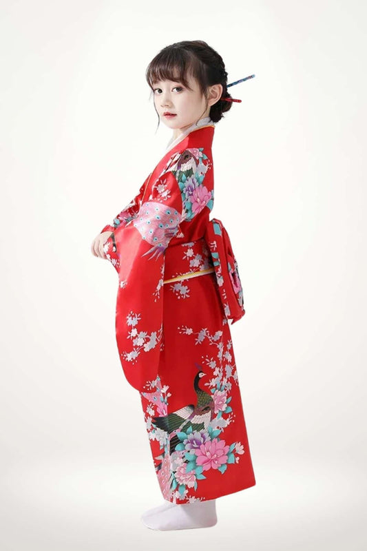 Kimono fillette rouge en satin fluide, motif floral et paon, tenue japonaise élégante pour enfant.