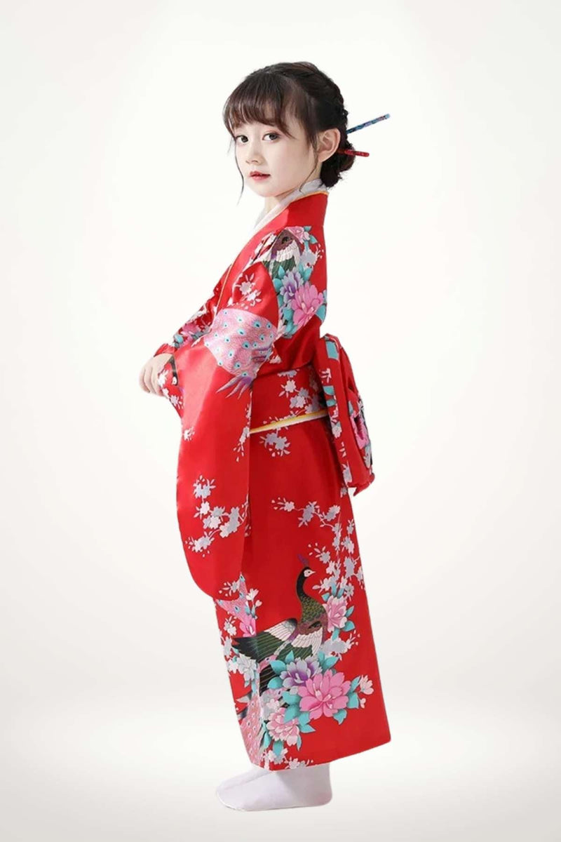 Fille portant un kimono rouge avec des motifs floraux colorés et un décor sobre en arrière-plan