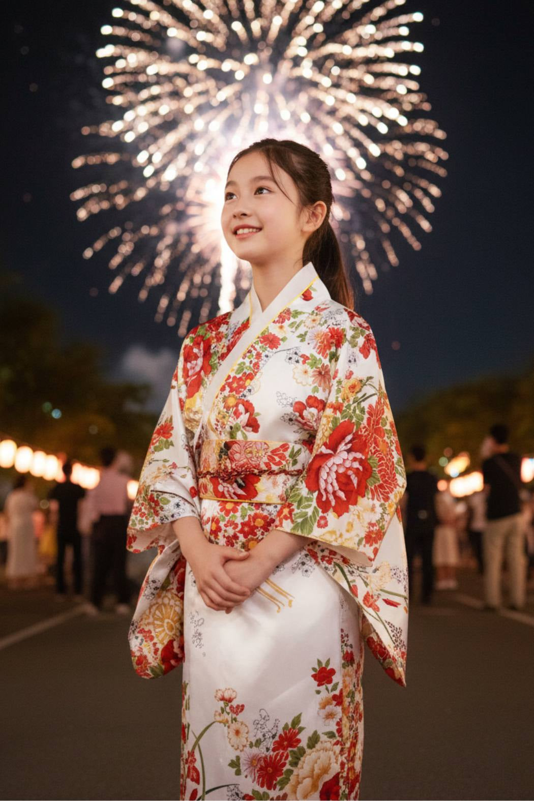 Fillette souriante portant un kimono blanc orné de fleurs rouges et jaunes, avec des manches larges et des sandales assistant à un feu d'artifice