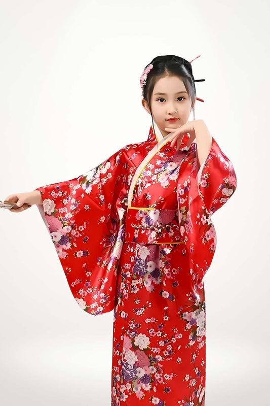 Kimono fille rouge satiné à fleurs style japonais avec ceinture obi, pour cérémonie ou tenue habillée enfant.