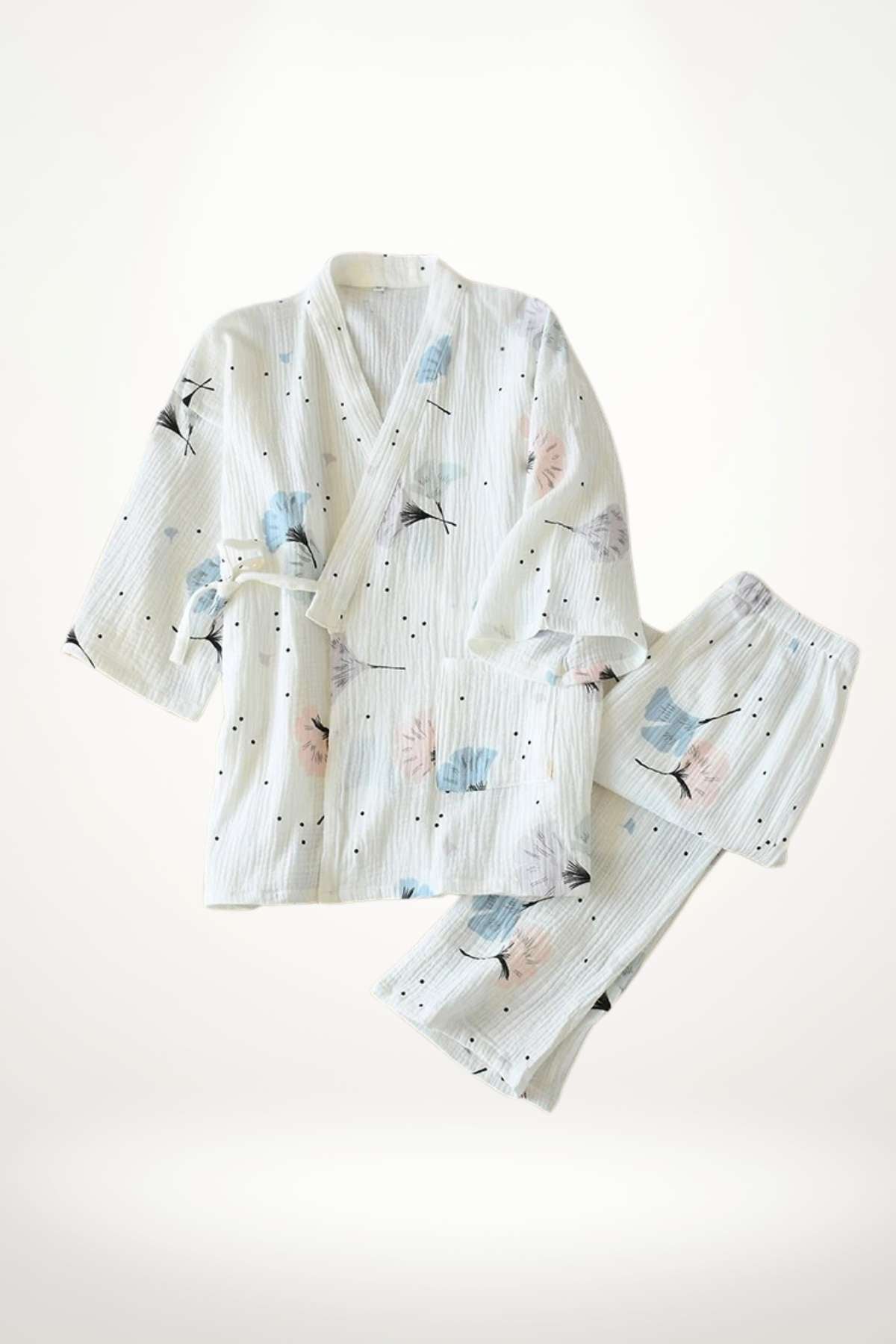 Kimono en gaze de coton blanc avec motifs floraux pastel et petits points noirs, offrant une douceur naturelle