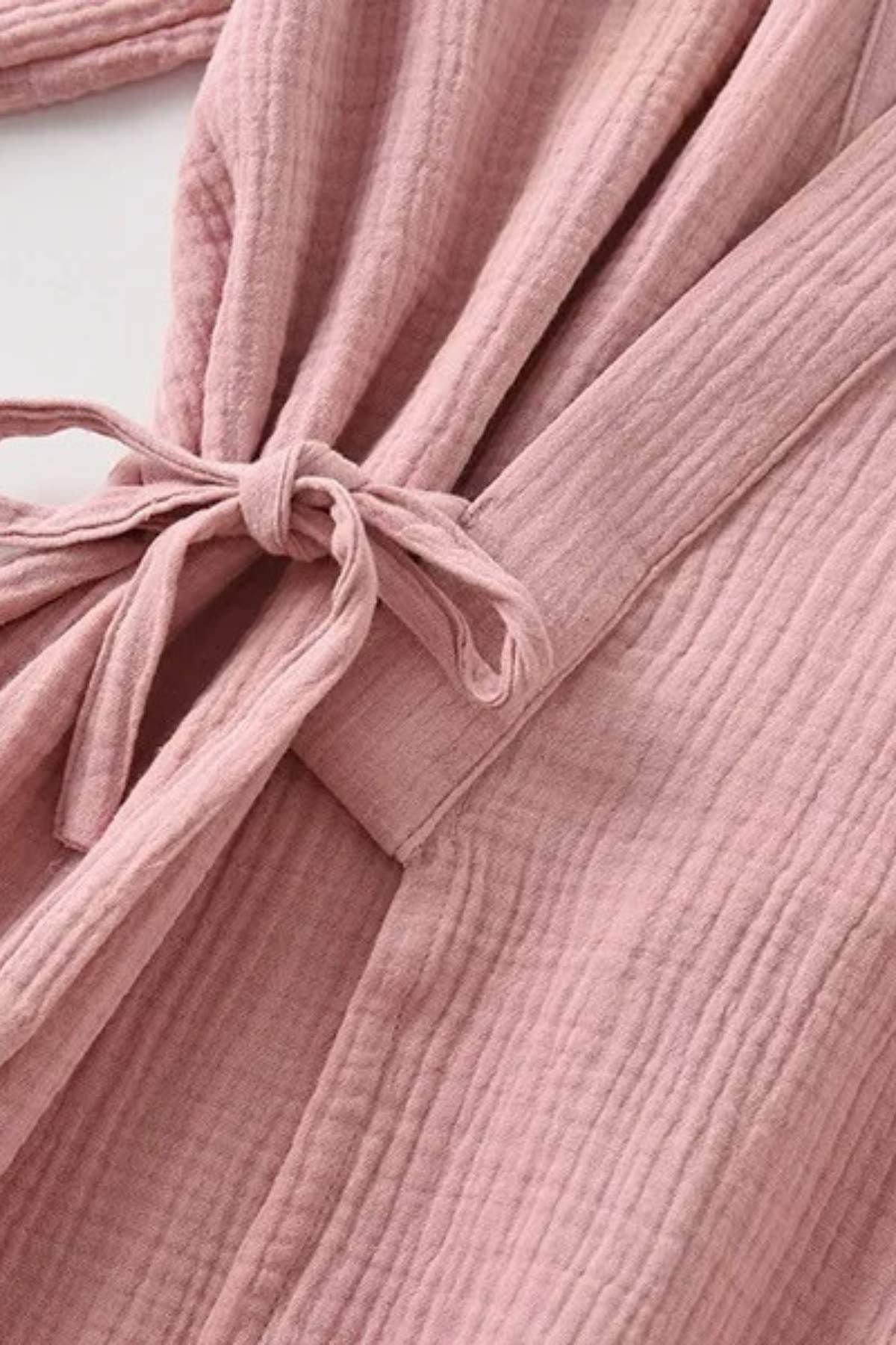 Kimono en gaze de coton rose, avec un motif texturé et un nœud délicat à la taille