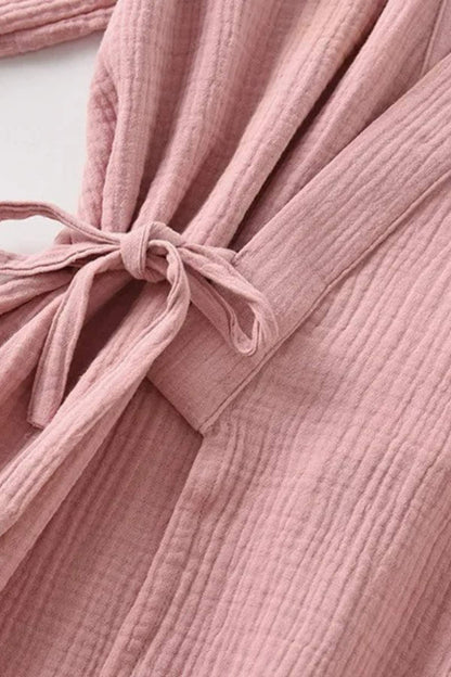 Kimono en gaze de coton rose, avec un motif texturé et un nœud délicat à la taille