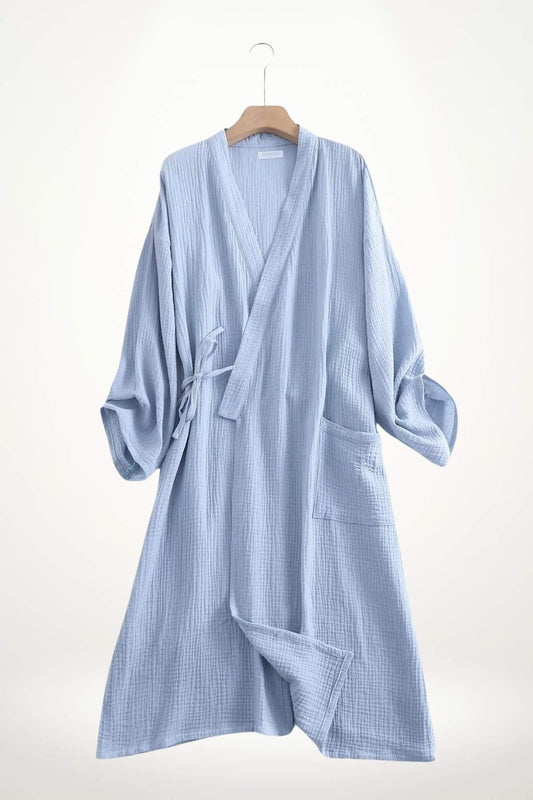 kimono peignoir femme en gaze de coton bleu ciel, coupe ample avec ceinture nouée et poches pratiques pour un confort élégant au quotidien