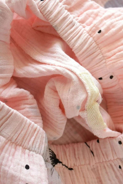 Tissu de kimono en gaze de coton rose, légèrement froissé avec des motifs noirs et une texture douce