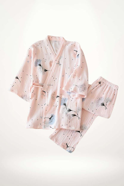 Kimono en gaze de coton rose avec motifs floraux et pois noirs, accompagné d'un pantalon assorti
