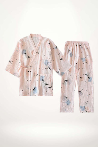 Kimono en gaze de coton rose avec motifs floraux bleus et noirs, accompagné d'un pantalon assorti