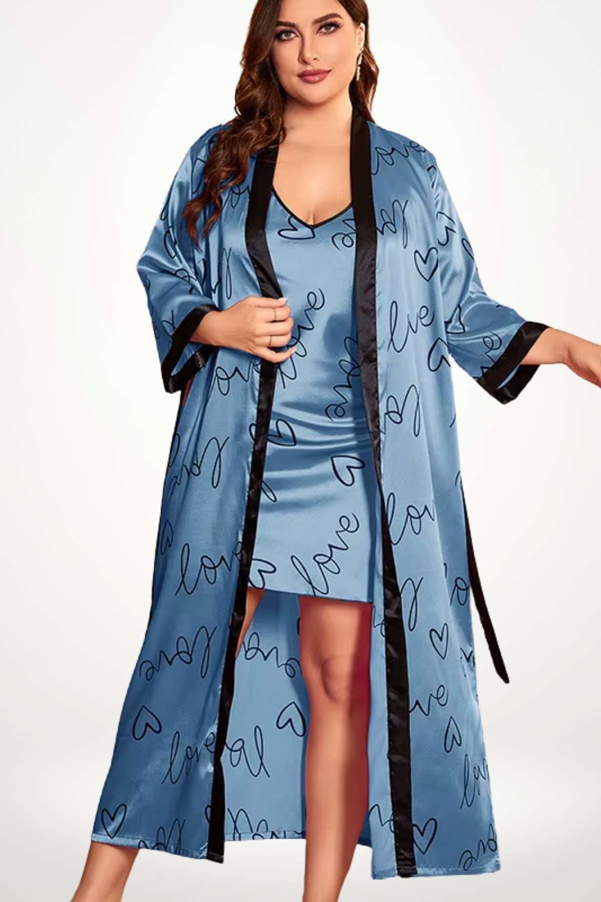 Kimono léger en satin bleu avec motifs de cœurs, porté ouvert sur une robe assortie, fond neutre