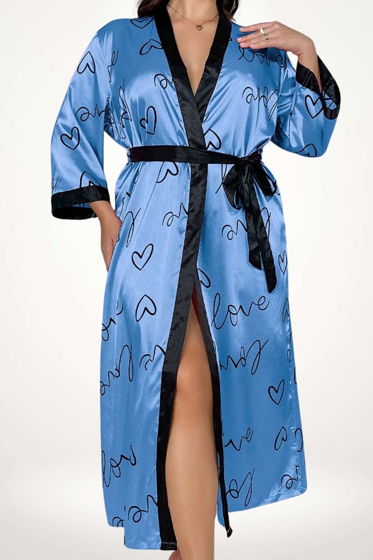 Kimono léger en satin bleu avec des motifs de cœurs noirs, ceinturé et décolleté en V
