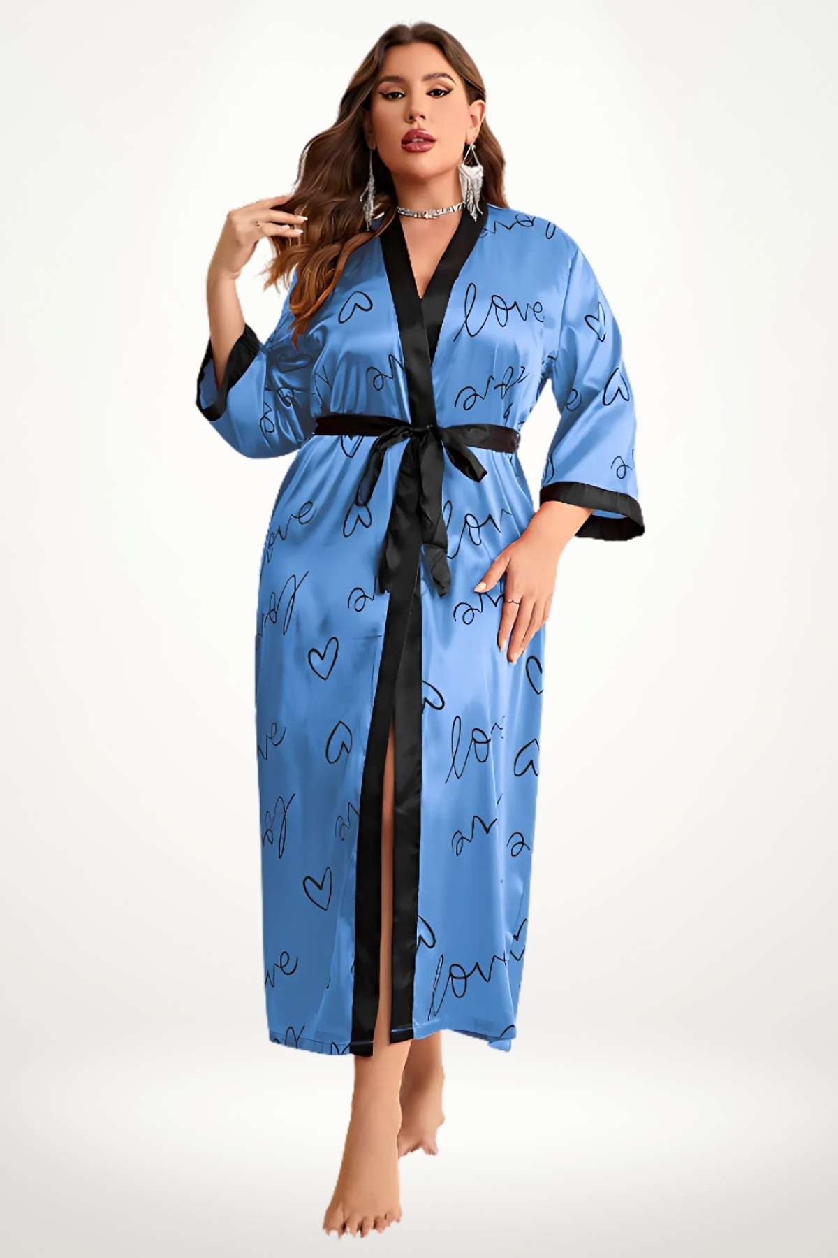 kimono grande taille bleu ciel en satin fluide avec cœurs noirs et calligraphie love, coupe longue et ceinture noire contrastée
