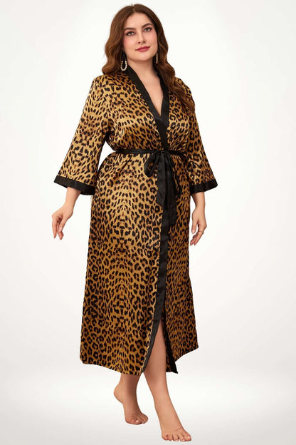 Kimono grande taille en satin imprimé léopard, avec des manches évasées et une ceinture noire