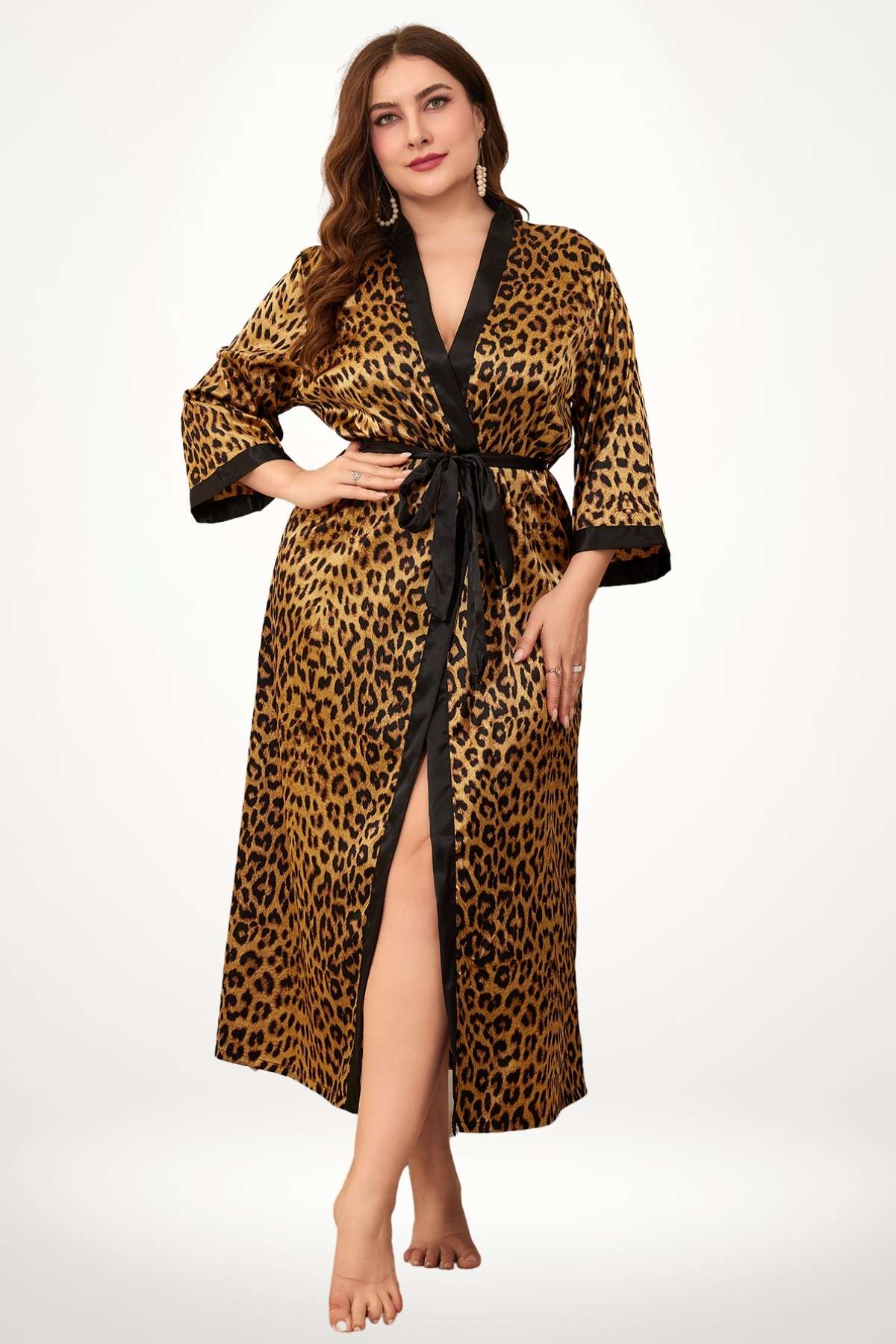 kimono grande taille imprimé léopard en satin fluide, coupe longue avec ceinture noire et finitions contrastées
