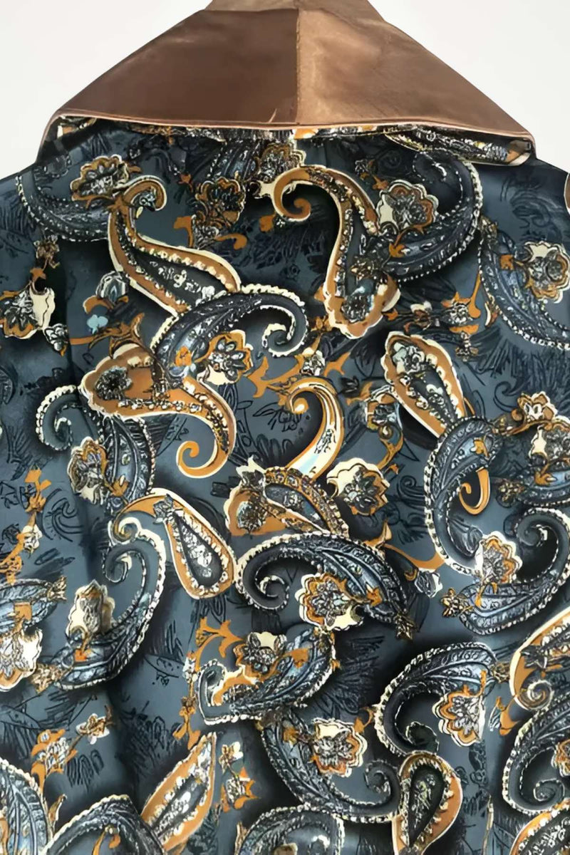 Kimono en satin noir avec motifs paisley dorés et argentés, élégant et sobre, au col en satin marron