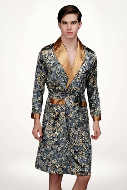 Un homme porte un kimono en satin bleu avec des motifs dorés et un col en satin doré élégant