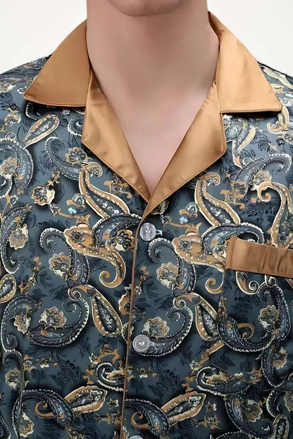 Kimono en satin bleu foncé avec motifs dorés et boutons, col beige, élégant et sobre