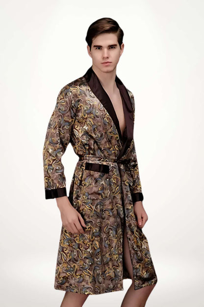 Homme portant un kimono en satin aux motifs dorés et marron, avec un col noir, sur fond neutre