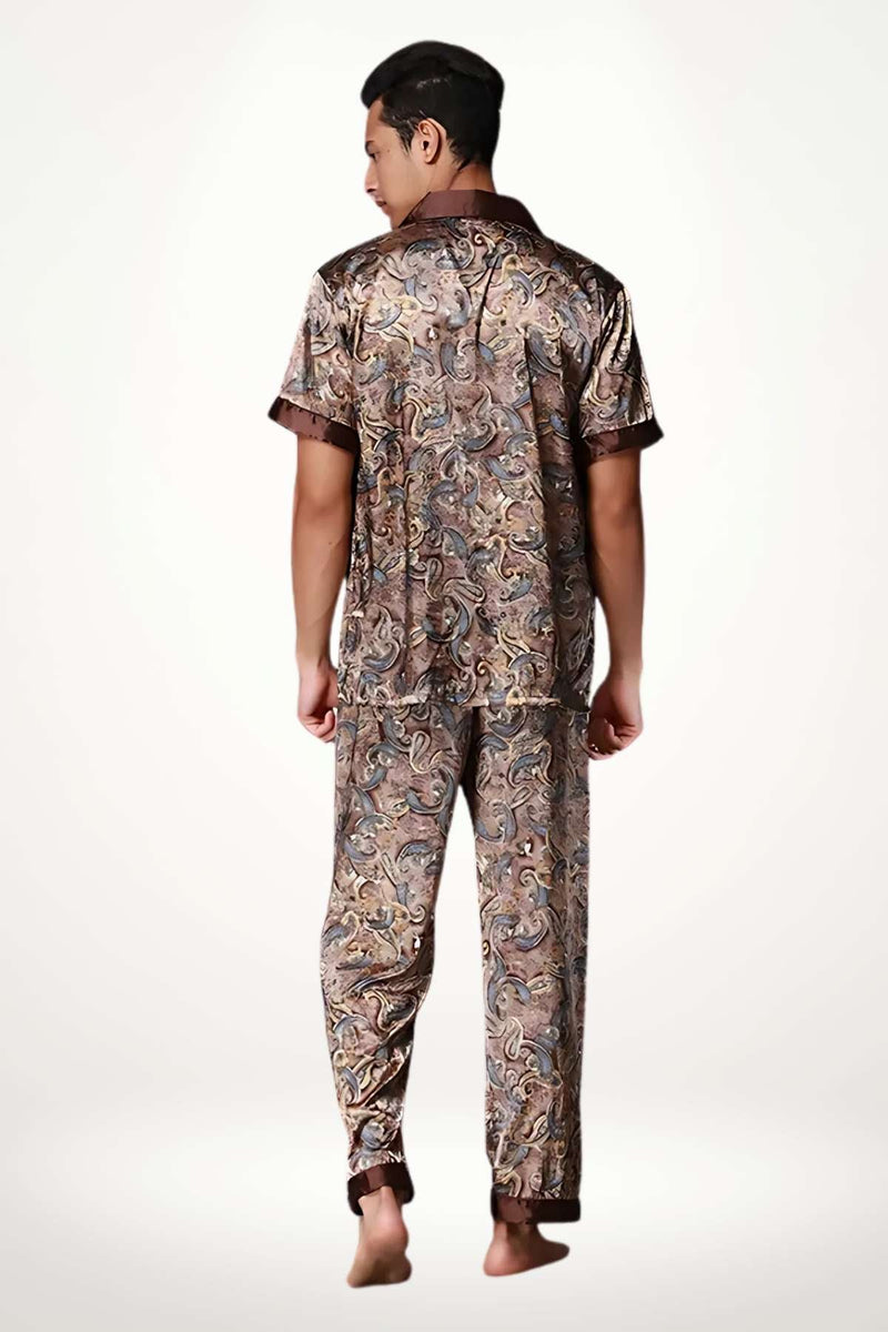 Homme portant un kimono en satin aux motifs ondulés, dans des tons bruns et dorés, pieds nus, vu de dos