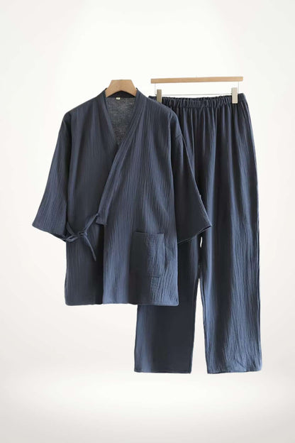 Ensemble de kimono minimaliste en tissu texturé bleu nuit, composé d'une veste à manches larges et d'un pantalon assorti
