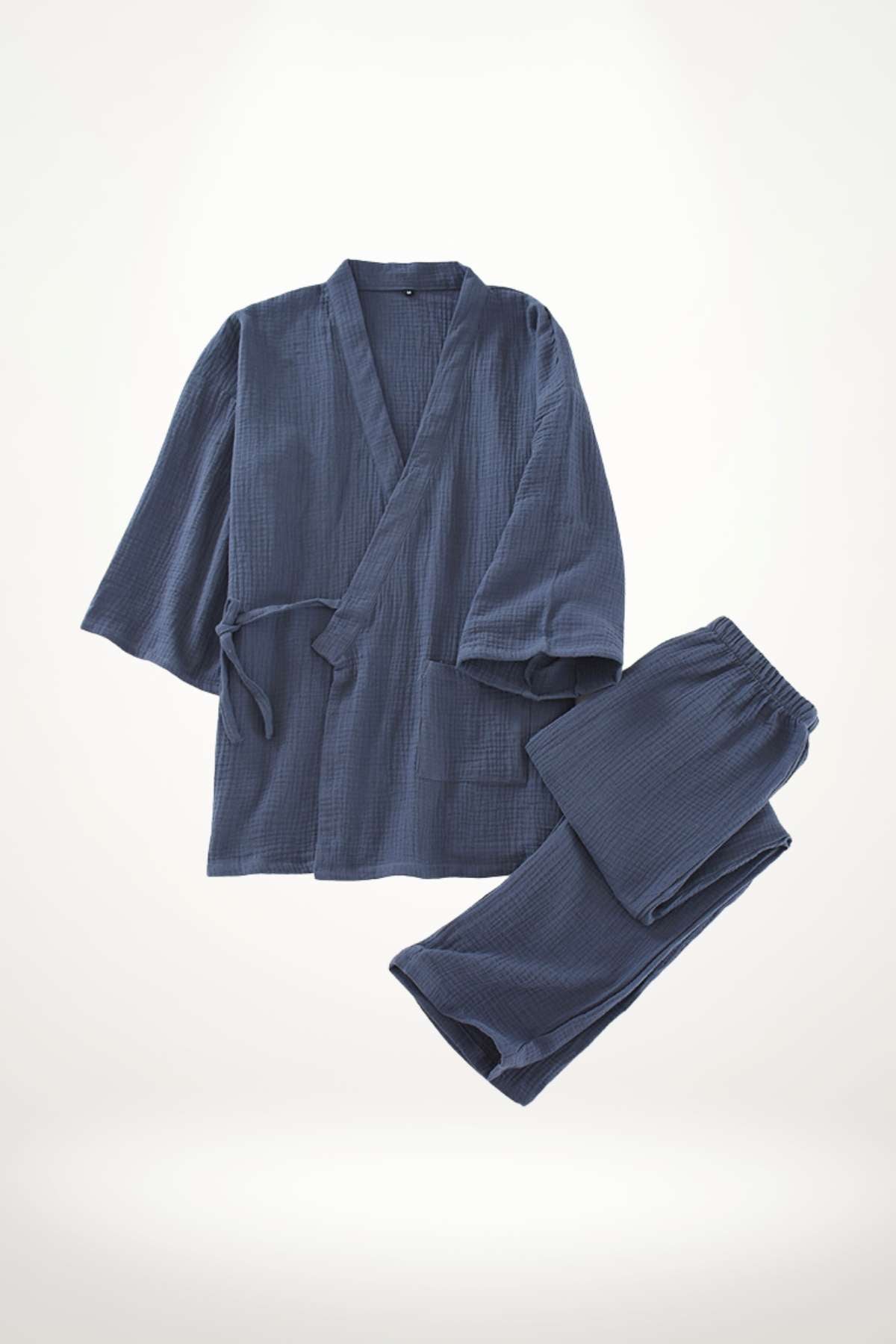 Kimono homme en tissu bleu nuit, avec manches larges et pantalon assorti, sur fond clair minimaliste