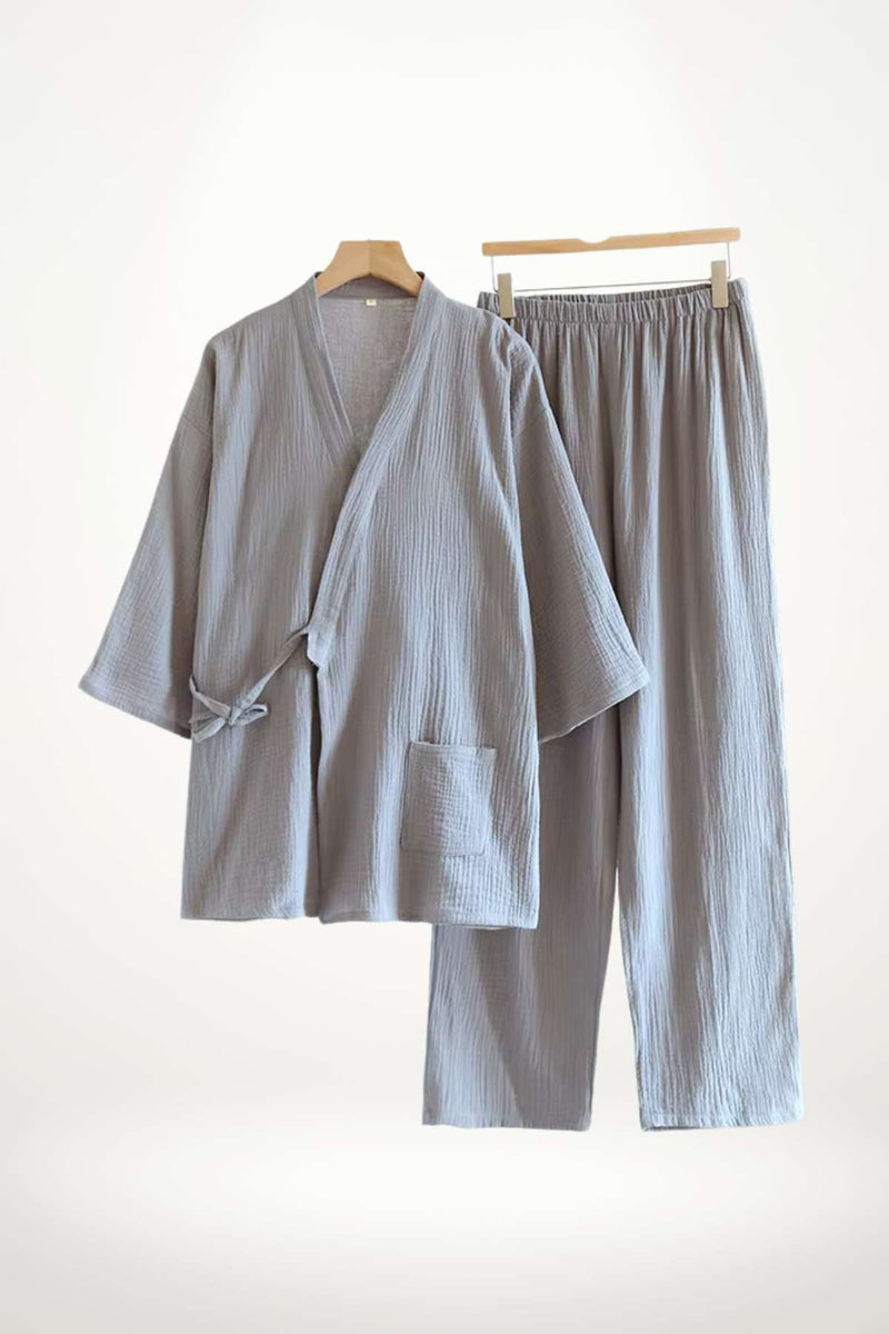 Ensemble de kimono homme en tissu léger, couleur gris clair, avec un design à rayures et une ceinture
