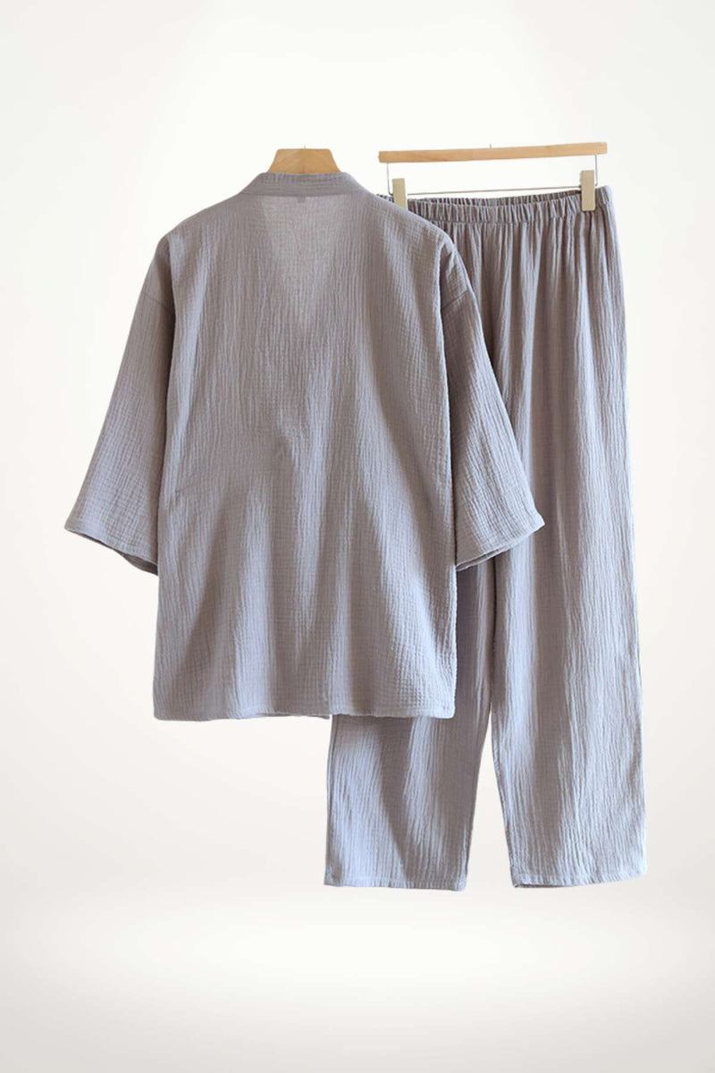 Ensemble de kimono et pantalon en tissu léger gris, suspendu sur un cintre avec une texture légèrement plissée