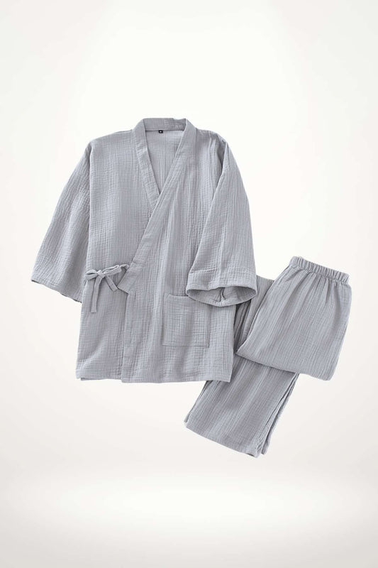 pyjama kimono homme deux pièces en coton tissé gris perle, coupe ample et texture gaufrée, parfait pour détente et confort quotidien