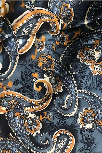 Tissu de kimono avec motifs floraux et ondulés en bleu, noir et orange sur fond sombre