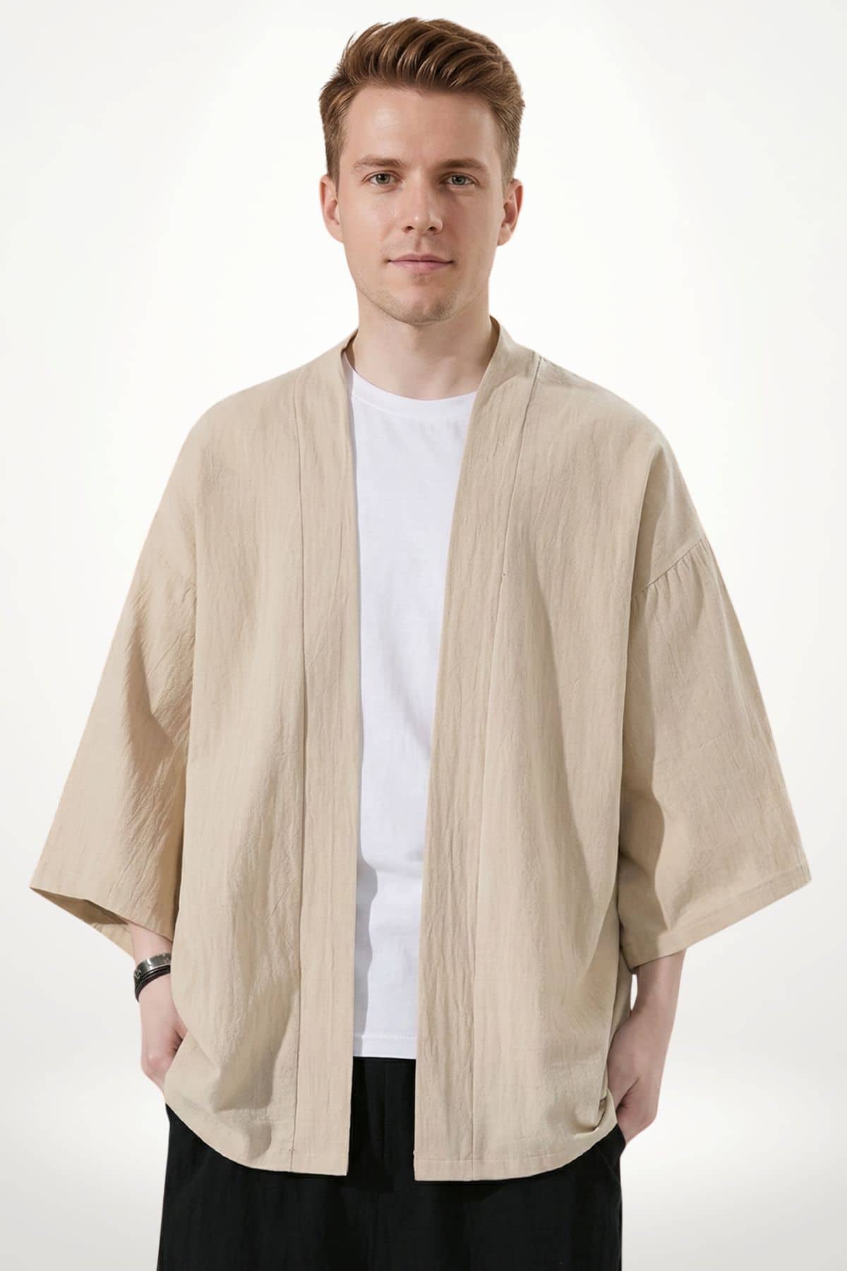 Homme portant un kimono beige en tissu léger, avec un t-shirt blanc et un fond neutre