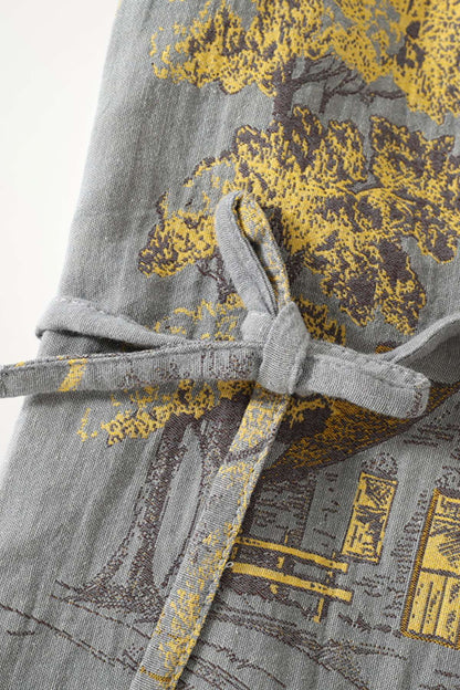 Kimono japonais pour homme en tissu gris avec motifs d'arbres jaunes et marron, noué avec une ceinture
