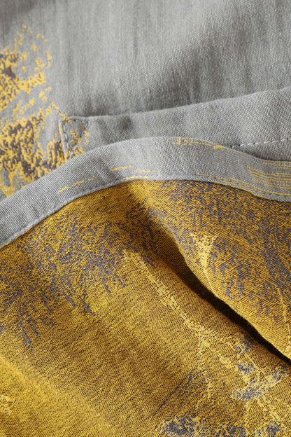 Tissu de kimono japonais en jaune et gris avec motifs texturés, offrant une allure élégante et confortable