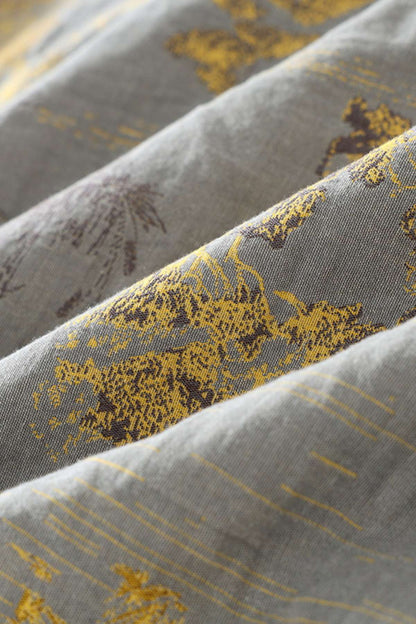 Tissu de kimono japonais en gris avec motifs dorés et bruns, offrant une texture douce et fluide