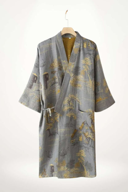 Kimono japonais pour homme en tissu gris orné de motifs dorés représentant des paysages traditionnels
