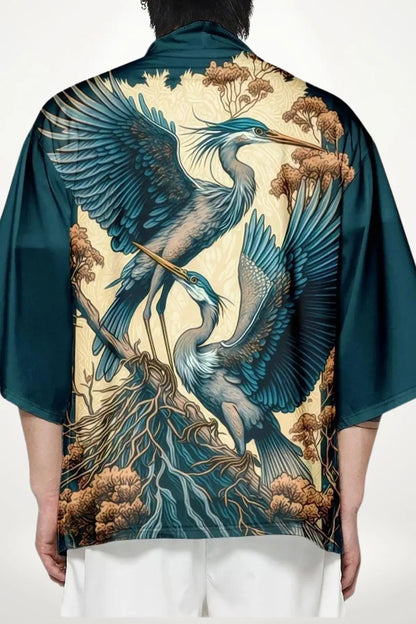 Kimono japonais en satin avec motifs de hérons bleus sur fond crème et détails floraux
